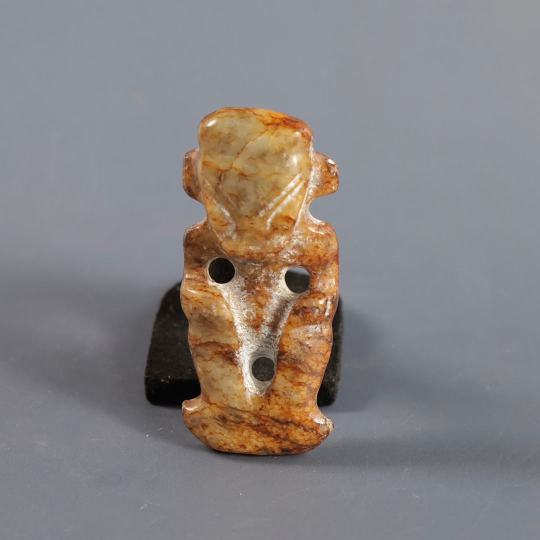 Kinesisk jade figur, dekoreret med udskæringer.
