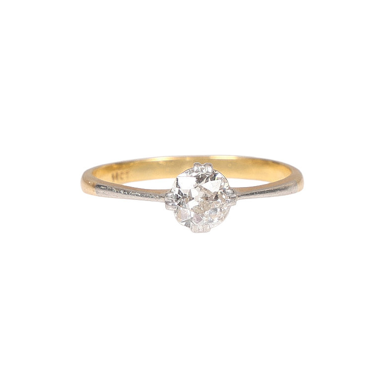 AN 18-CARAT GOLD AND DIAMOND SOLITAIRE RING.