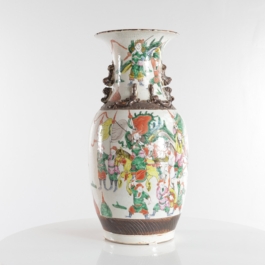Kinesisk vase med krakeléglasur, dekoreret med flerfarvet motiv. Signeret i bunden. Kina, 20. årh.