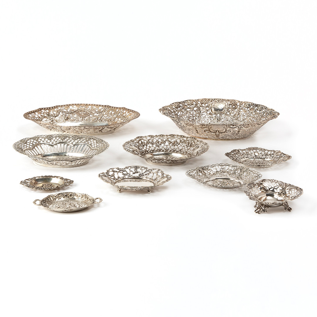 GALLERSKÅLAR OCH GALLERFAT. 9 st, silver, Sverige och England, 1900-tal.