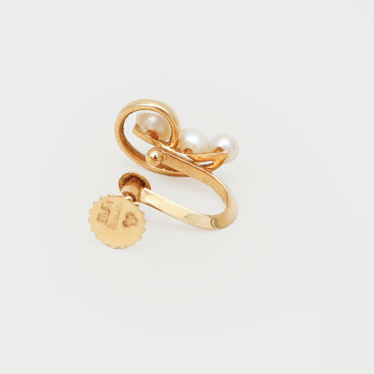 BROSCHER, 2 st och 1 st ÖRHÄNGE, 18k guld och odlade pärlor. Totalvikt ca 5,9 g.