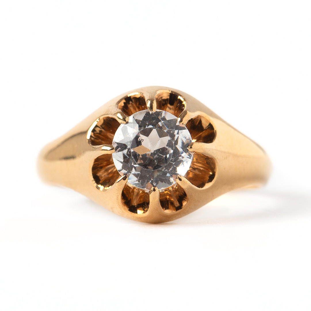RING, 18k guld med fasettslipad syntetisk vit spinell.