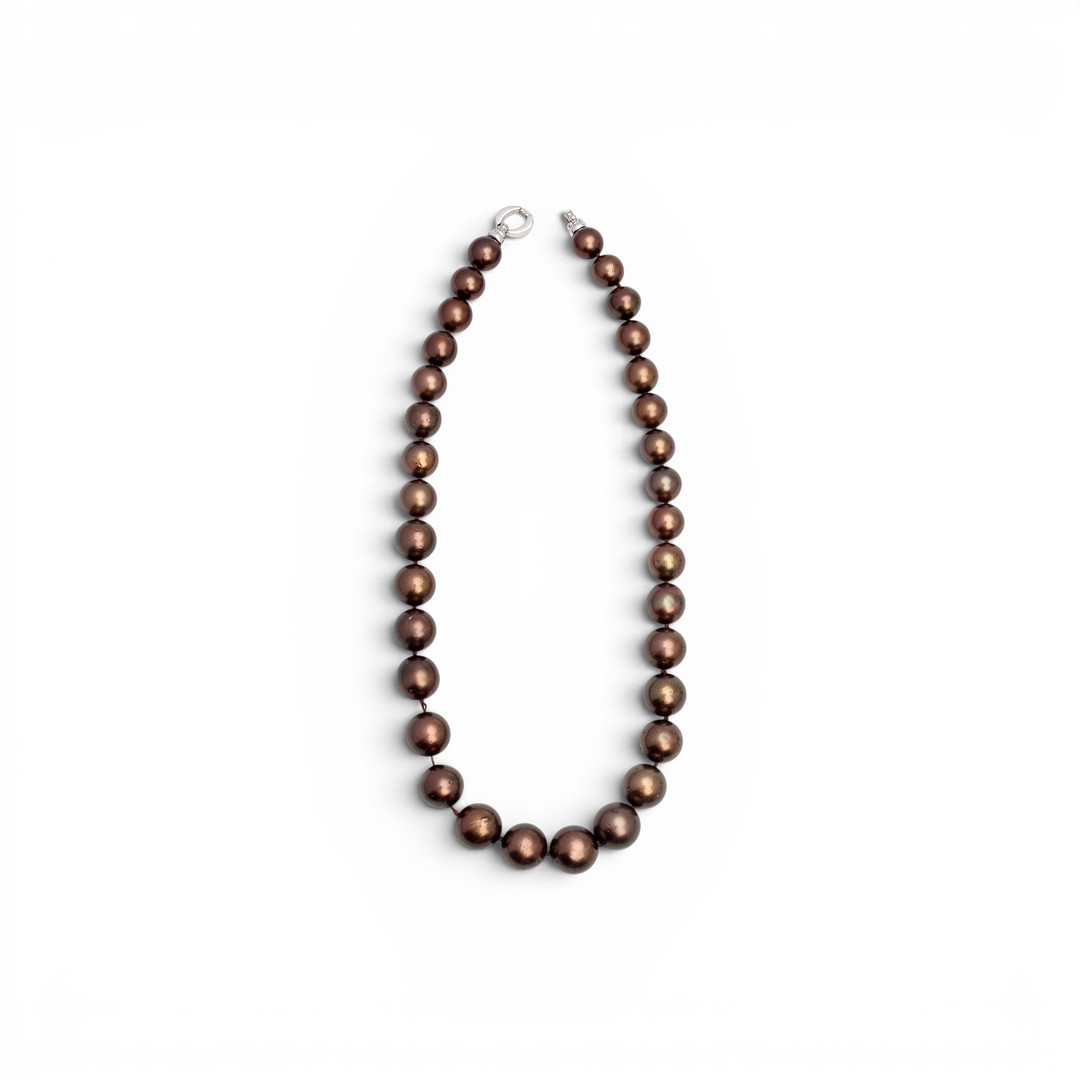 Brown pearls choker.