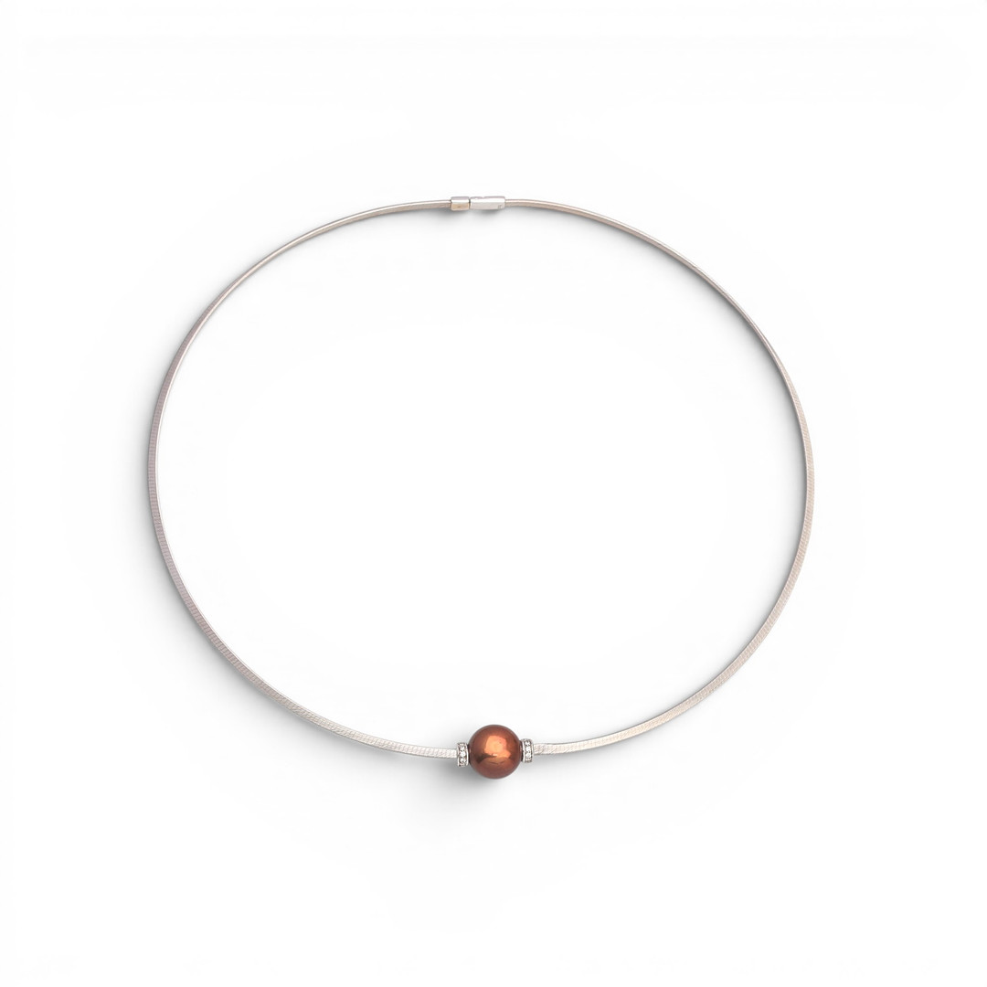Semi-rigid choker with brown pearls and diamonds.