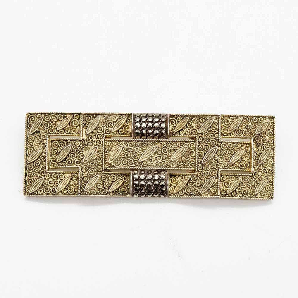 BROSCHE VON FAHRNER, MIT ORIGINAL FAHRNER SIGNIERT, 925ER STERLINGSILBER, VERGOLDET, RECHTECKIG, MIT MARKASITEN UND REICH VERZIERT MIT FILIGRANEM DEKOR AUS TORDIERTEN DRÄHTEN, ART DECO, MIT SICHERHEITSBROSCHIERUNG.