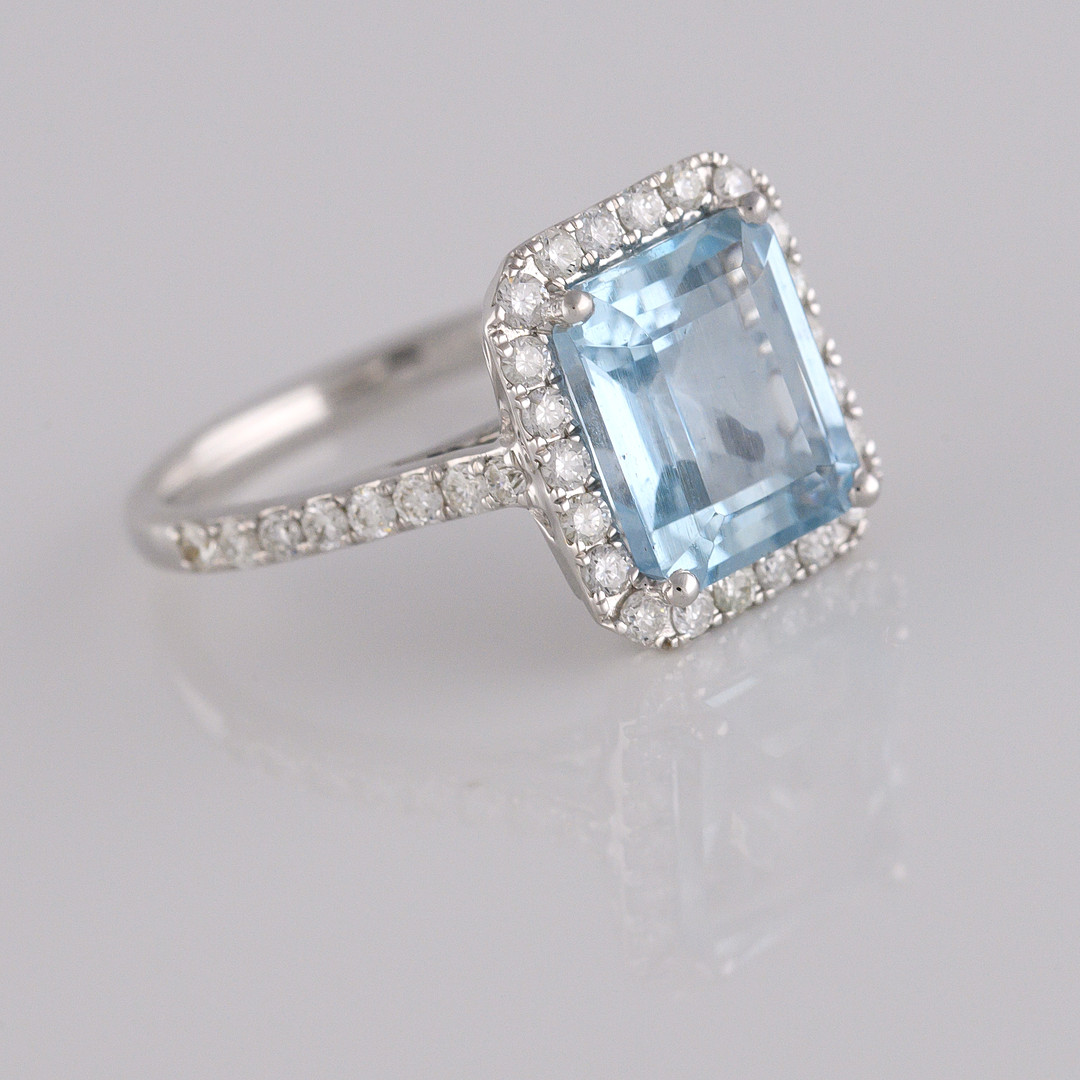 AQUAMARINE & DIAMOND white gold ring.