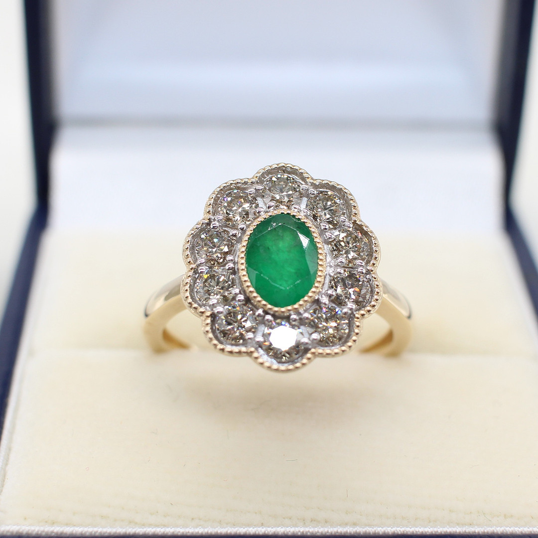 EMERALD & DIMOND DAISY STYLE RING.