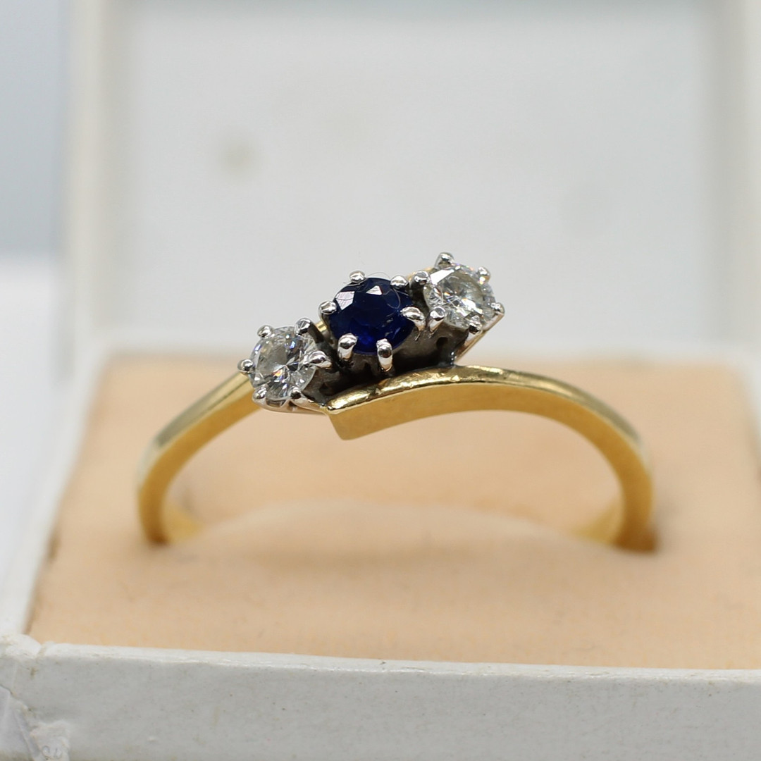 VINTAGE SAPPHIRE & DIAMOND RING.