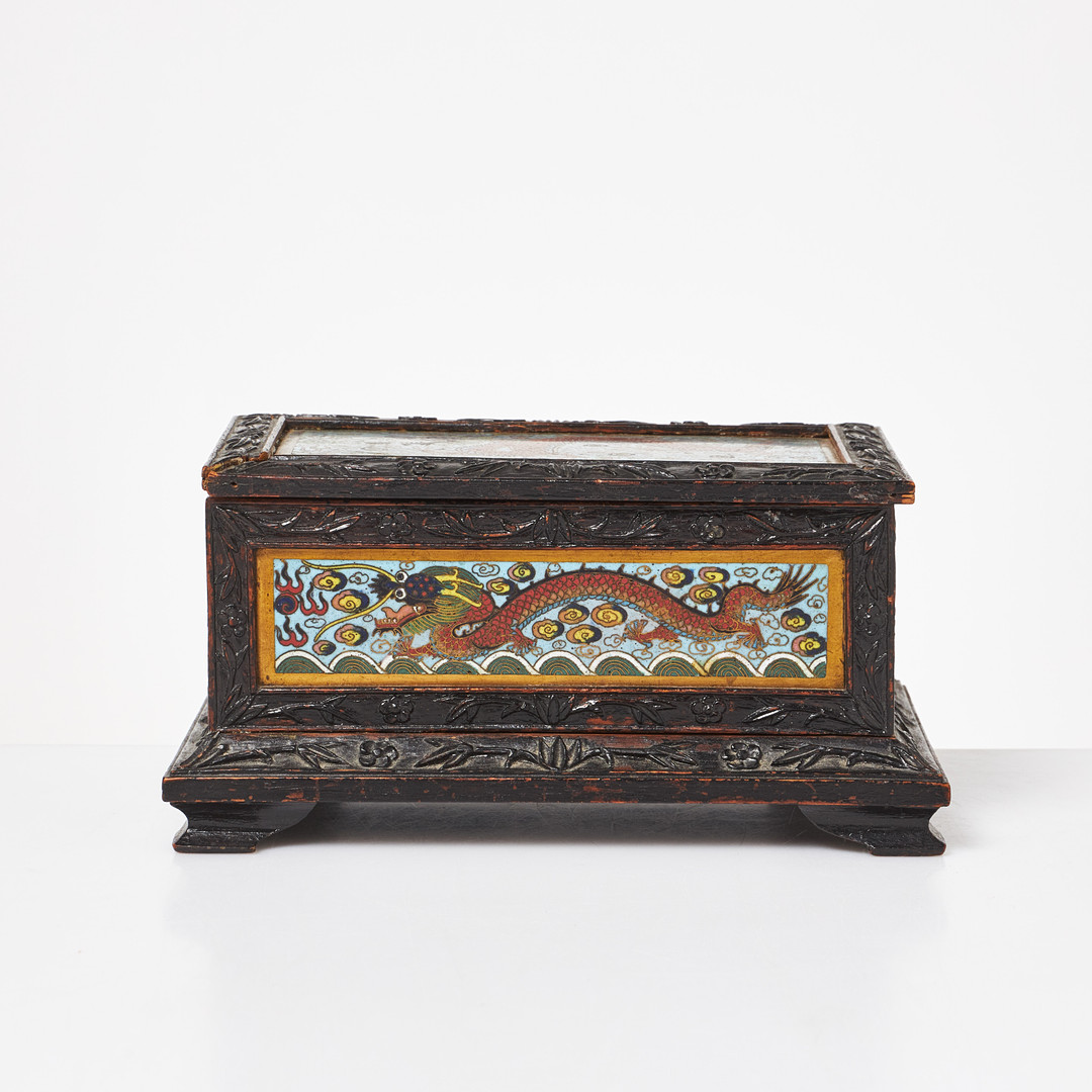 SKRIN, 1800-talets andra hälft, Kina, eboniserat trä, fem inläggningar med cloisonné, dekor av drakar.