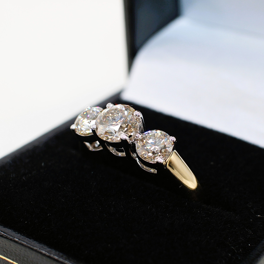 2.02CT DIAMOND TRILOGY RING.