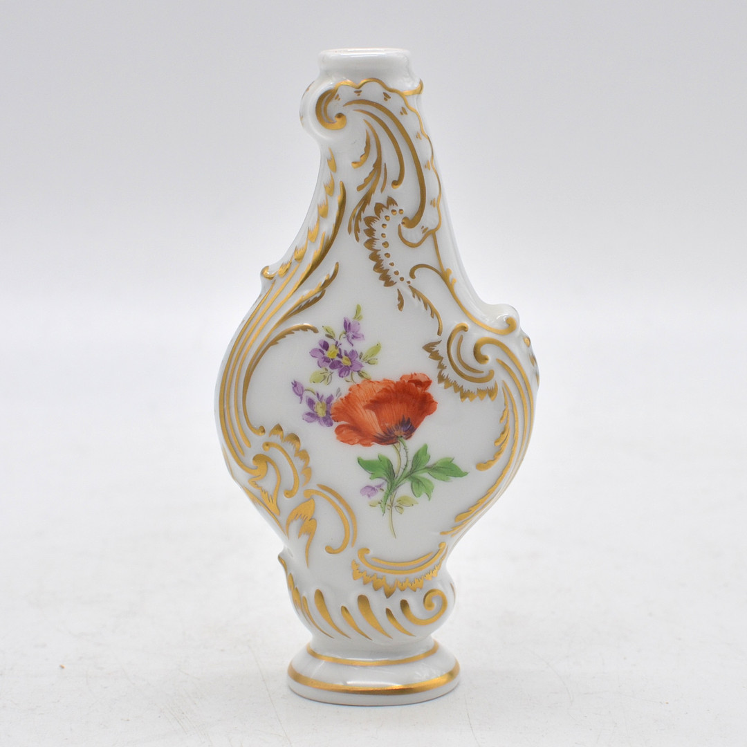 MEISSEN, FLAKON, PORZELLAN, ROCAILLE UND BLUMENDEKOR, GOLDMALEREI, 1. WAHL, UM 1900.
