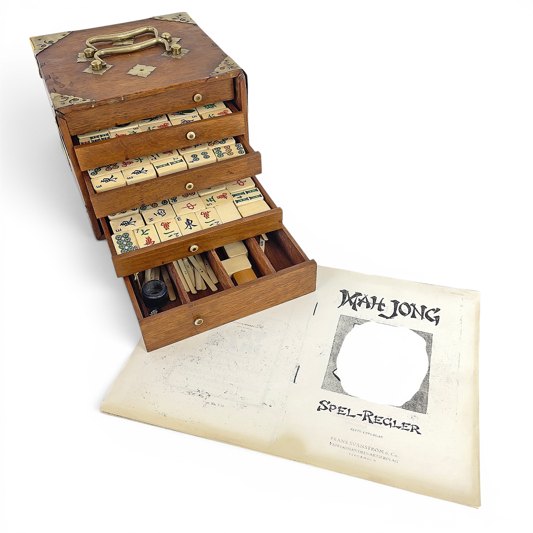 MAHJONGSPEL, i träschatull, Kina, 1900-talets första hälft.