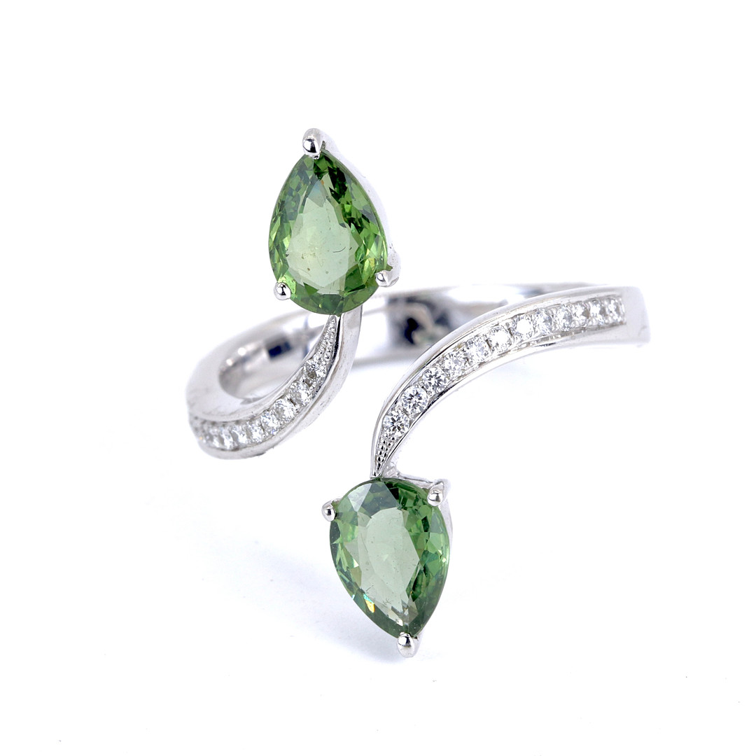 18CT GREEN TOPAZ & DIAMOND RING.