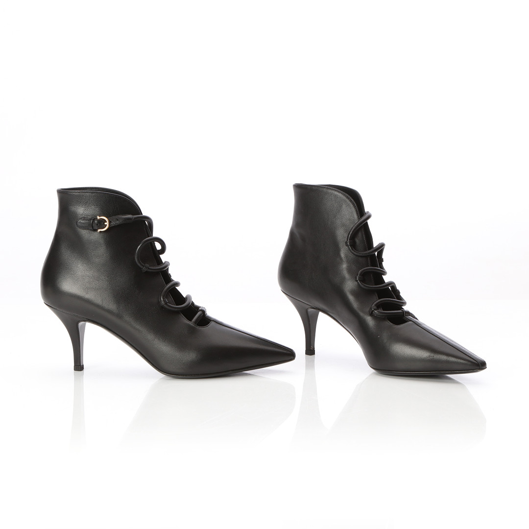 SALVATORE FERRAGAMO, "CICONIA" ANKLE BOOTS, ETT PAR. Svart skinn med slingrande läderband och stilettklackar.