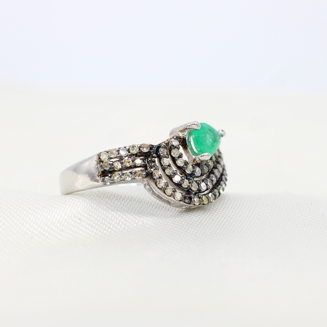 EMERALD & DIAMOND RING.