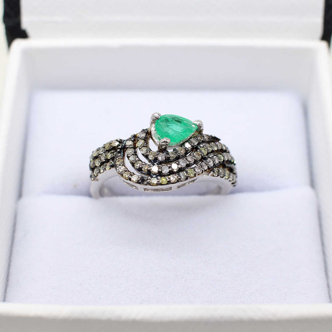 EMERALD & DIAMOND RING.