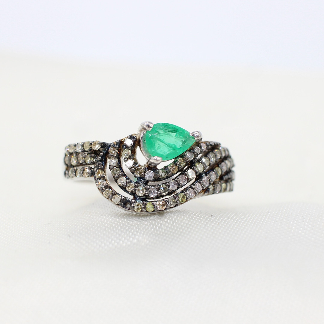 EMERALD & DIAMOND RING.