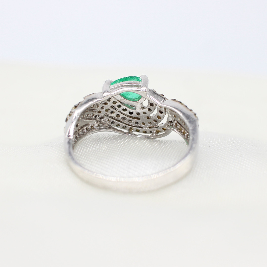 EMERALD & DIAMOND RING.