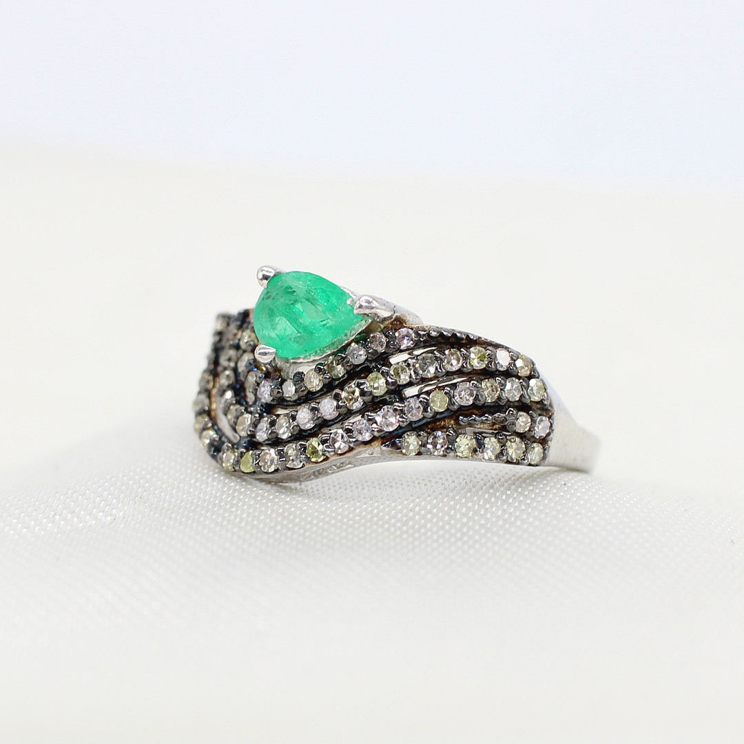 EMERALD & DIAMOND RING.