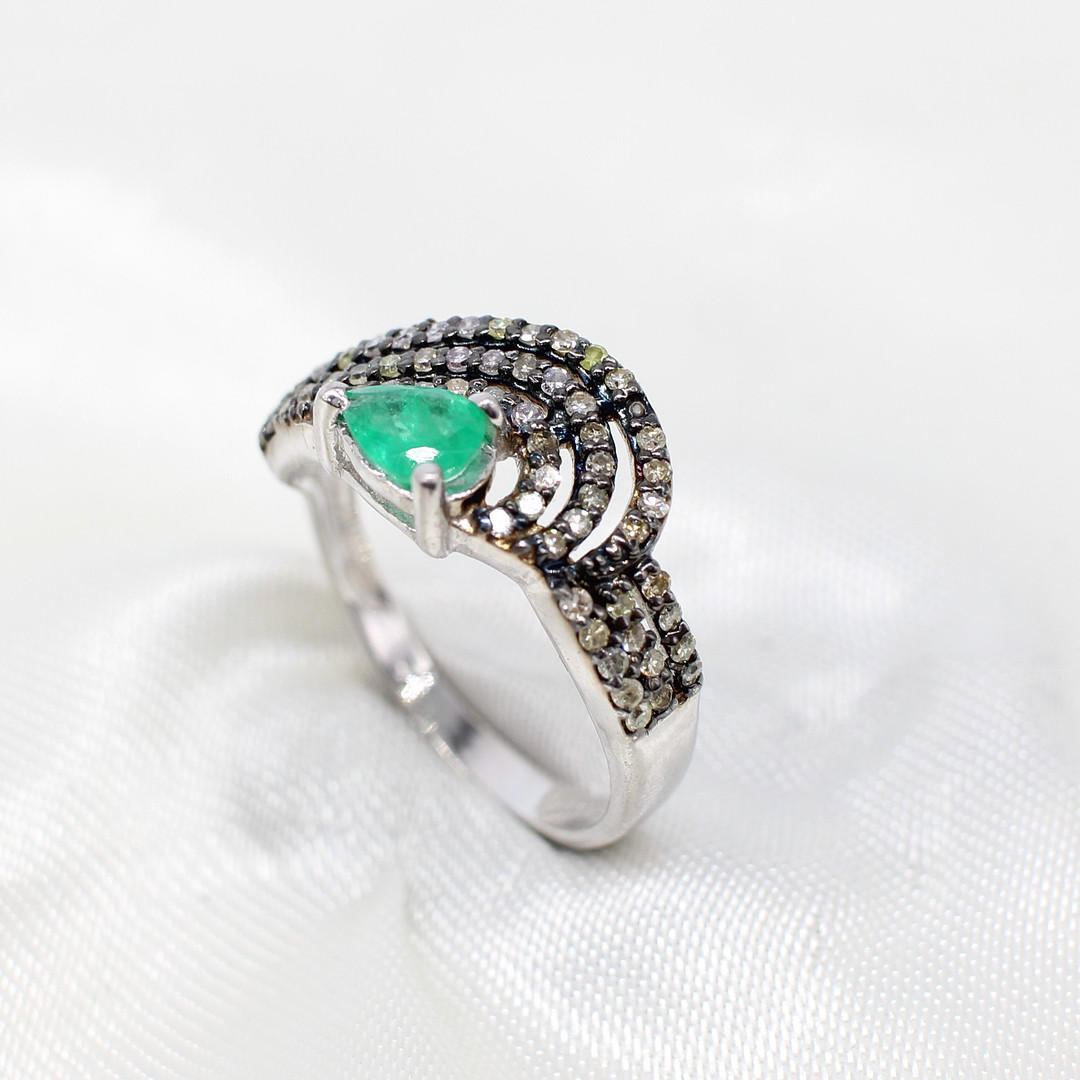 EMERALD & DIAMOND RING.