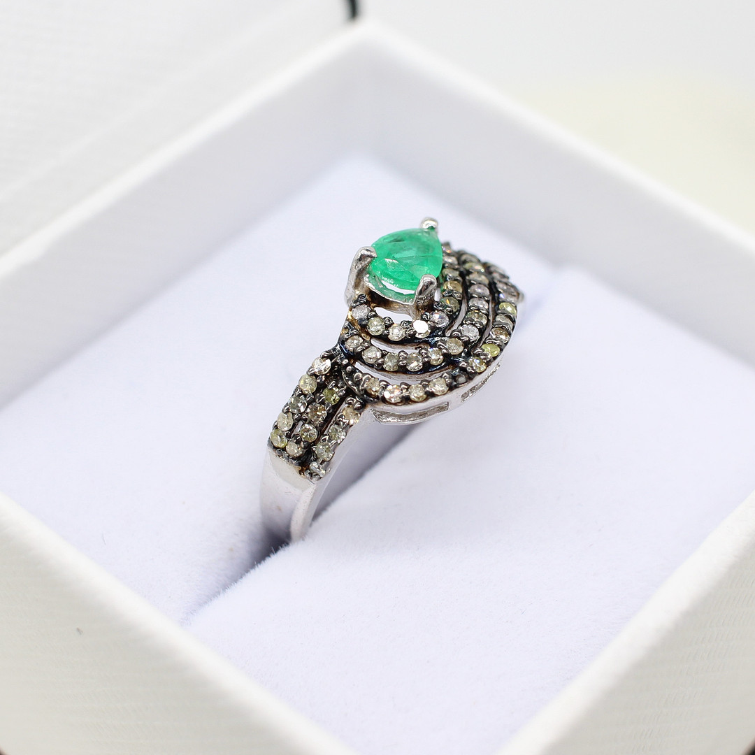 EMERALD & DIAMOND RING.