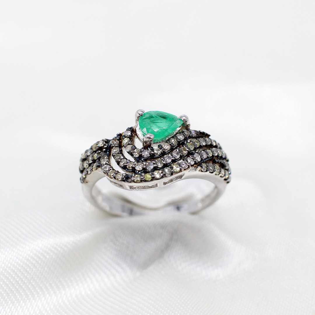 EMERALD & DIAMOND RING.