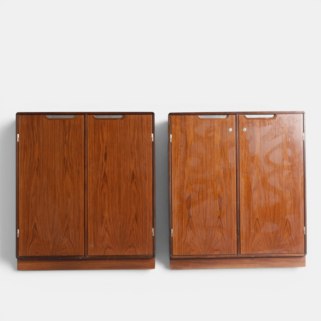 POSBORG & MEYHOFF. Et par arkivskabe af palisander, front med låger med greb aluminium bag hvilke hylder og udtræksbakker. Udført og mærket hos Sibast Møbler. Danmark, 1960-70'erne (2).
