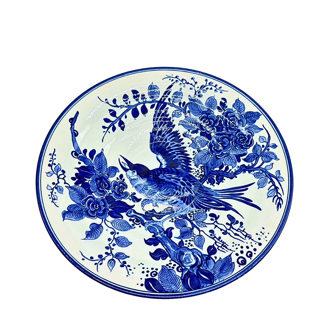DELFT WANDTELLER AUS PORZELLAN MIT EINEM HANDBEMALTEN VOGELMOTIV.