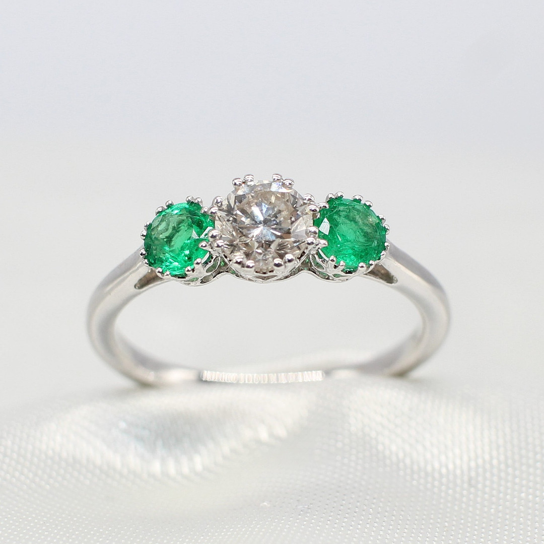 EMERALD & DIAMOND TRILOGY RING.