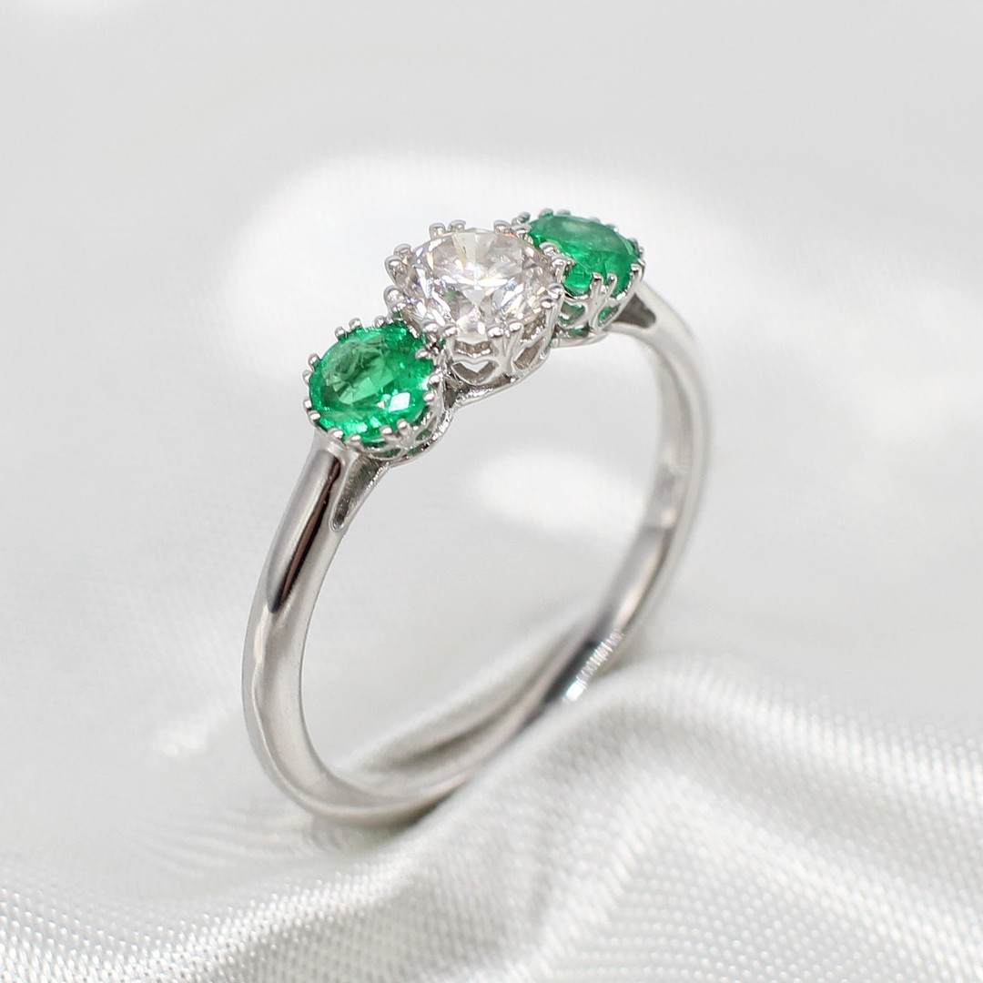 EMERALD & DIAMOND TRILOGY RING.