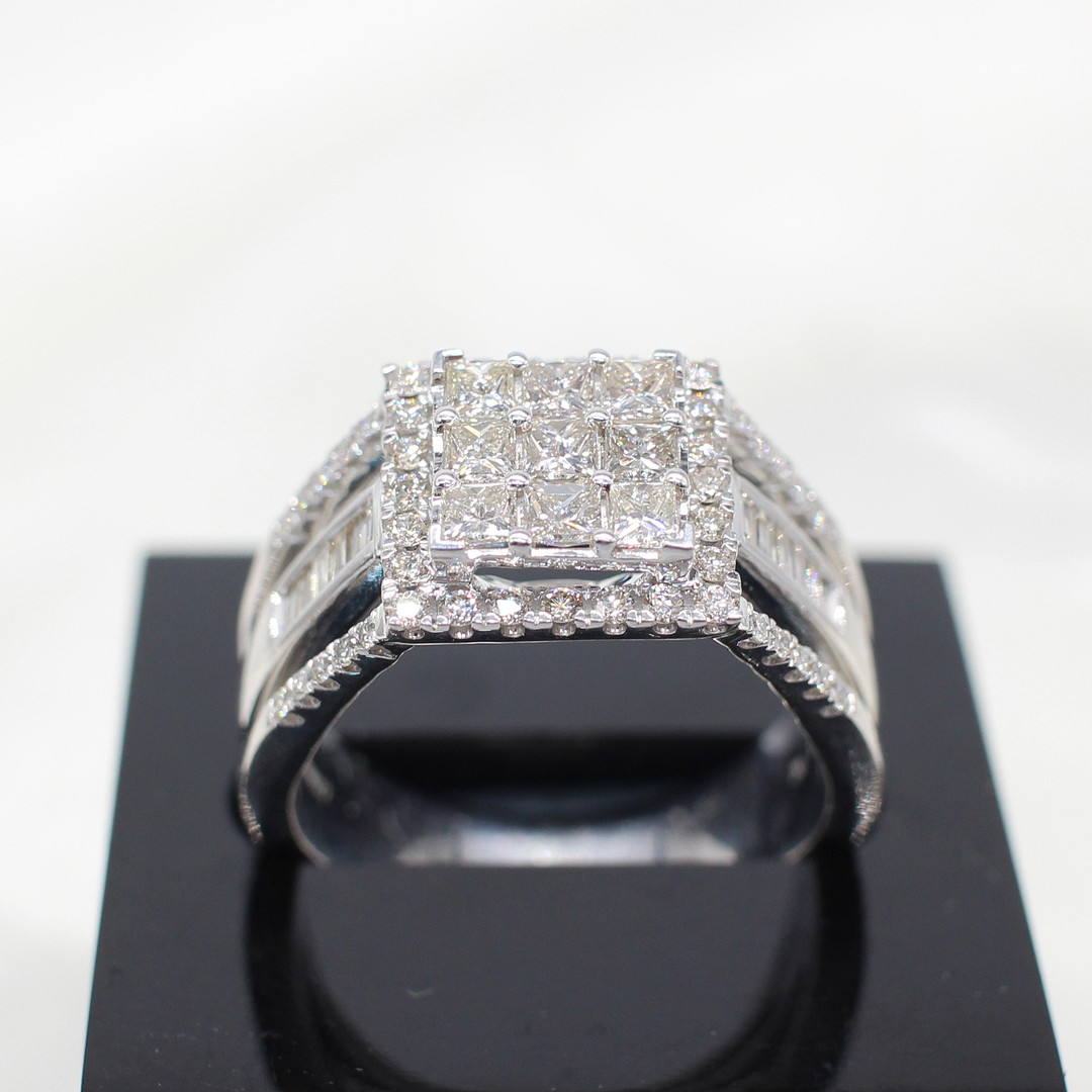 1.10CT WHITE GOLD DIAMOND PANEL RING.