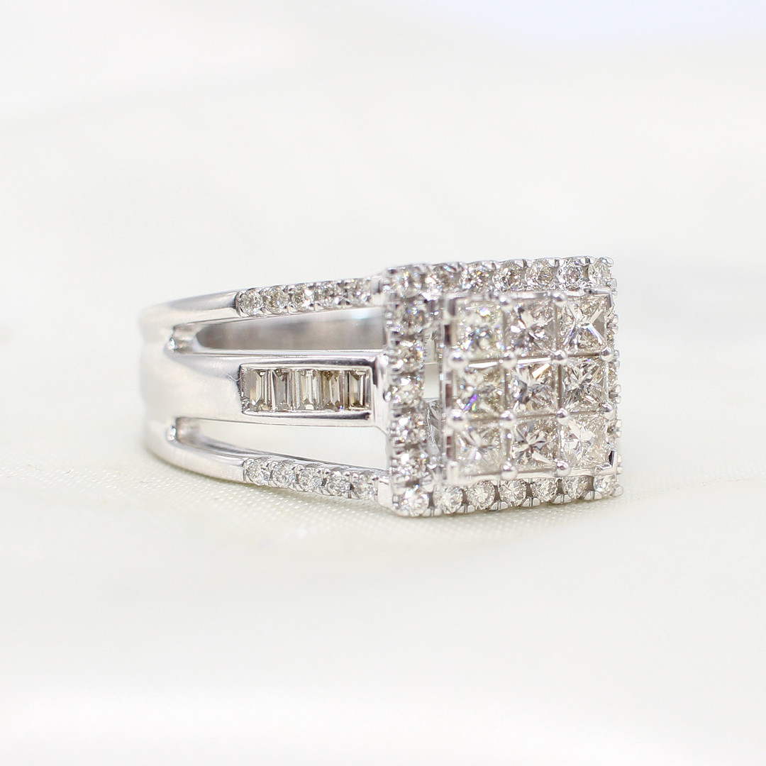 1.10CT WHITE GOLD DIAMOND PANEL RING.