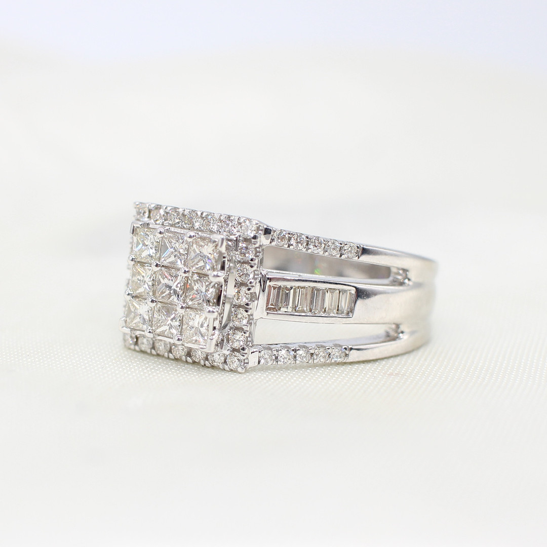 1.10CT WHITE GOLD DIAMOND PANEL RING.