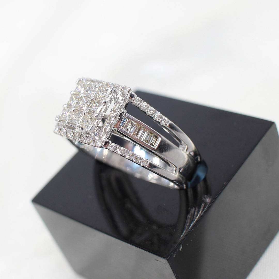 1.10CT WHITE GOLD DIAMOND PANEL RING.