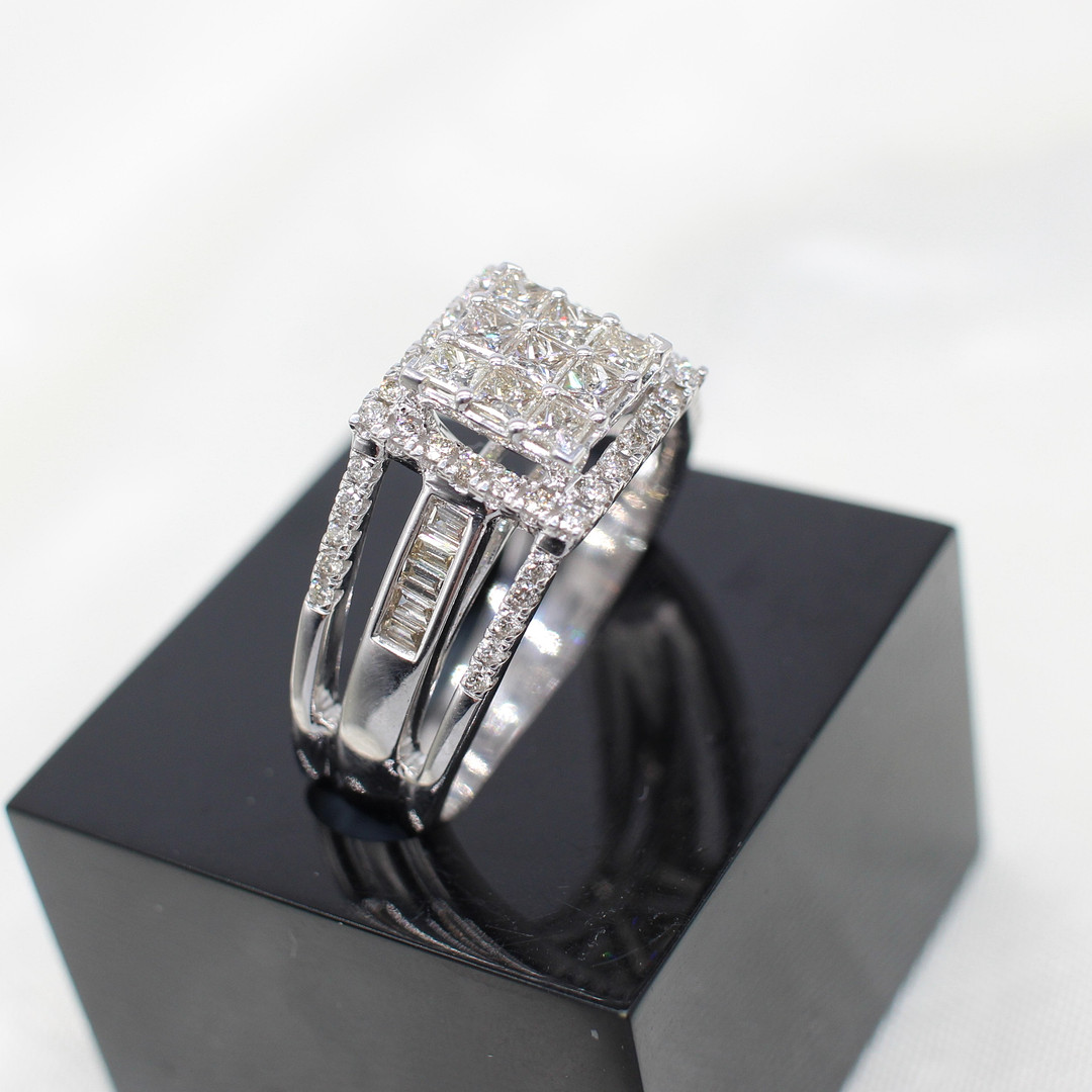 1.10CT WHITE GOLD DIAMOND PANEL RING.