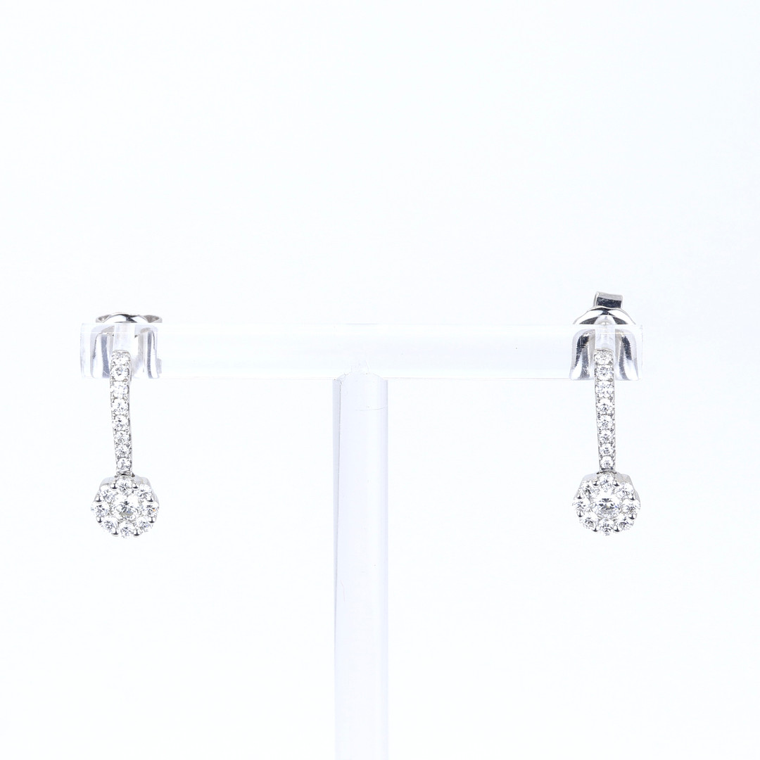 18CT WHITE GOLD DIAMOND SET DROP EARRINGS.