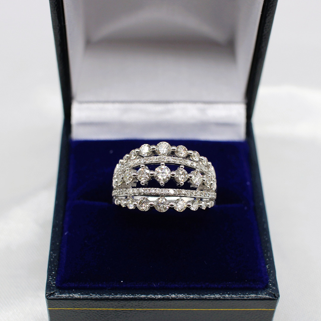 IMPRESSIVE DIAMOND CLUSTER RING 1.50CT.