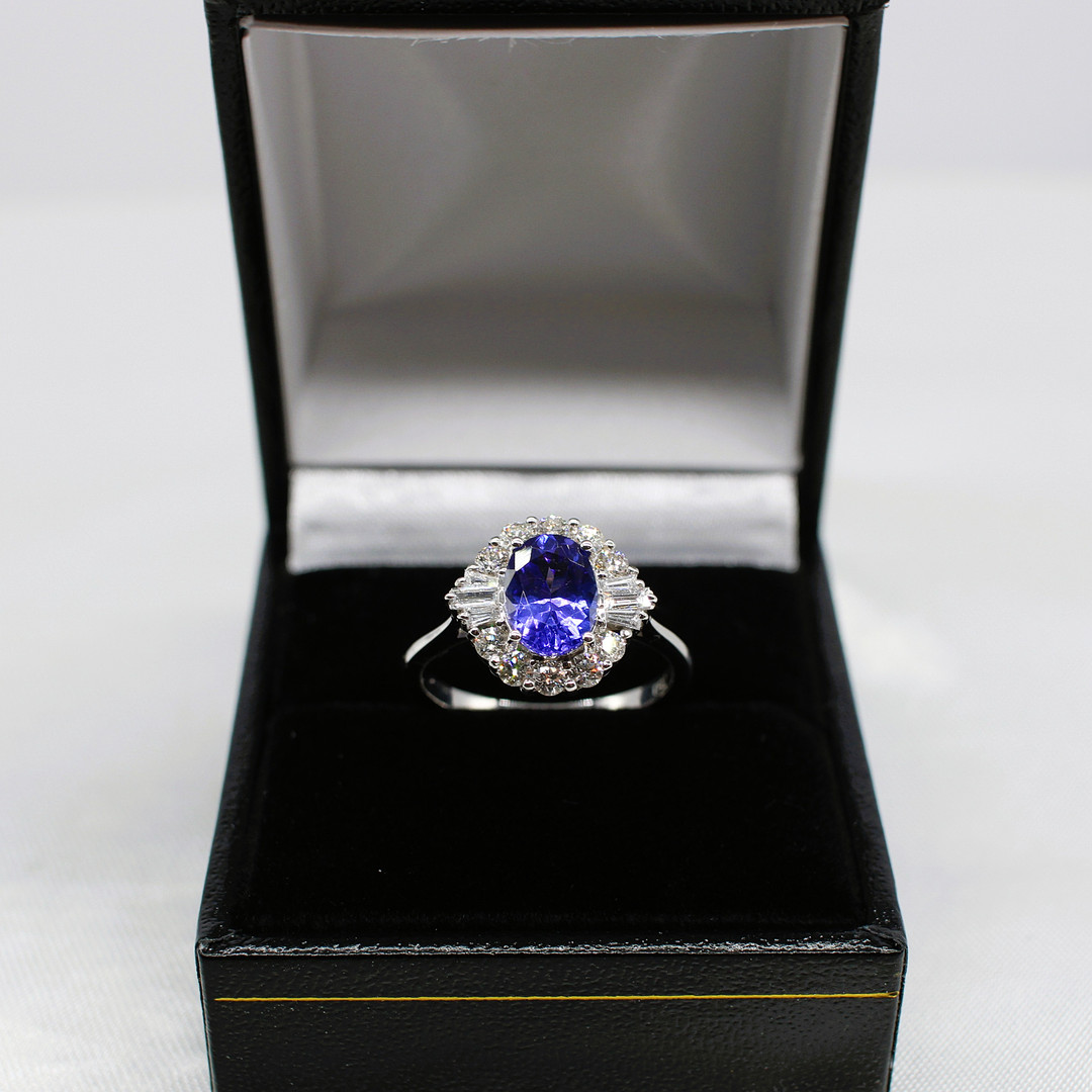 DIAMOND & TANZANITE 18K GOLD RING.