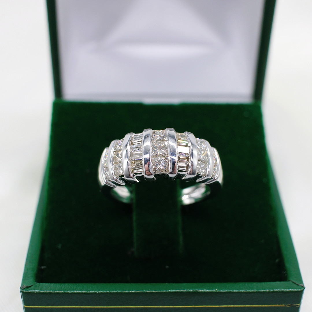 1.10CT DIAMOND DRESS RING.