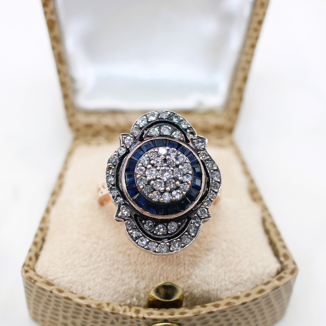 DIAMOND & SAPPHIRE RING.