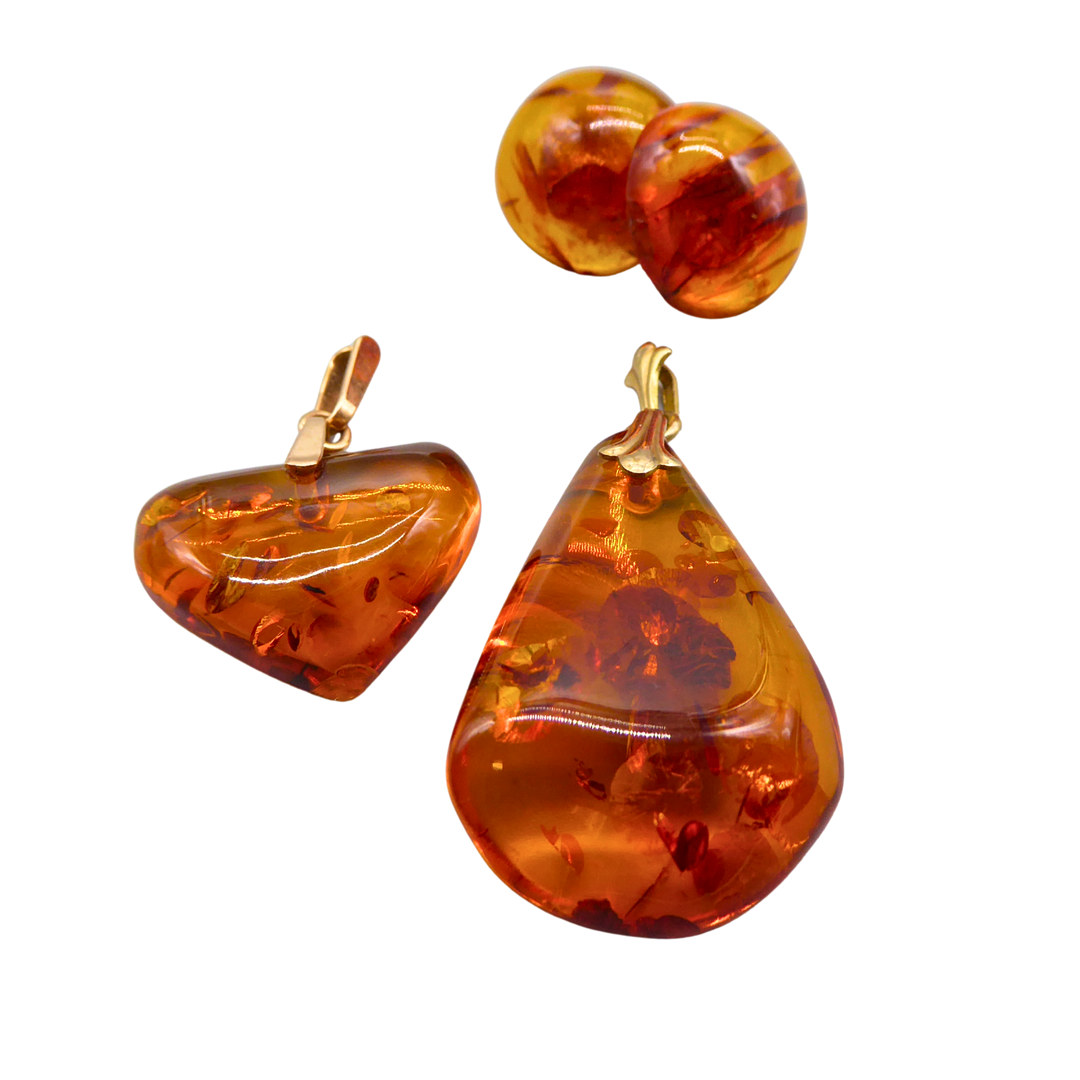 SCHMUCKSET MIT ANHÄNGERN UND OHRRINGEN AUS HONIGFARBENEM BERNSTEIN.
