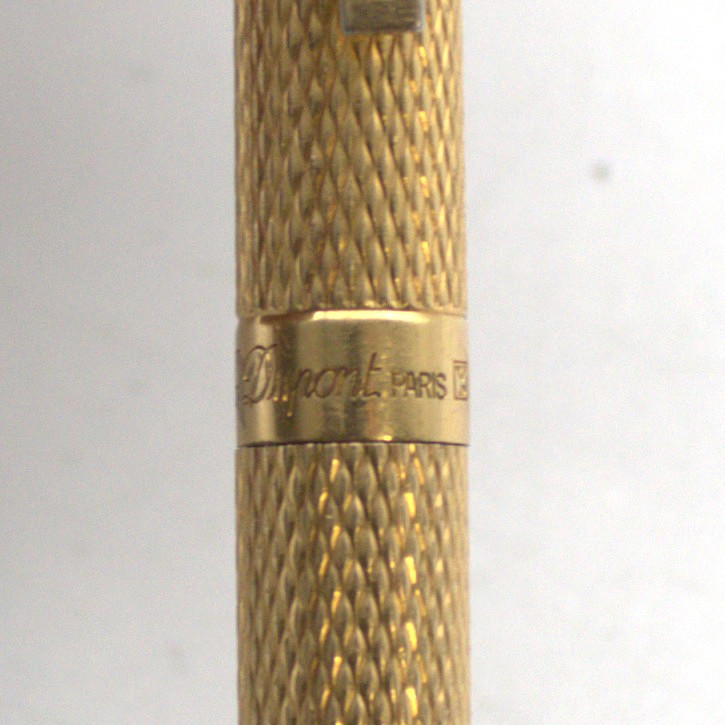 S.T. DUPONT. VERGOLDETEN S.T. DUPONT CLASSIQUE MIT GERSTENKORN-MUSTER.