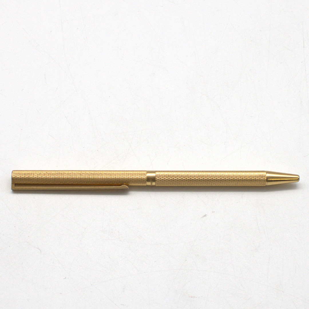 S.T. DUPONT. VERGOLDETEN S.T. DUPONT CLASSIQUE MIT GERSTENKORN-MUSTER.