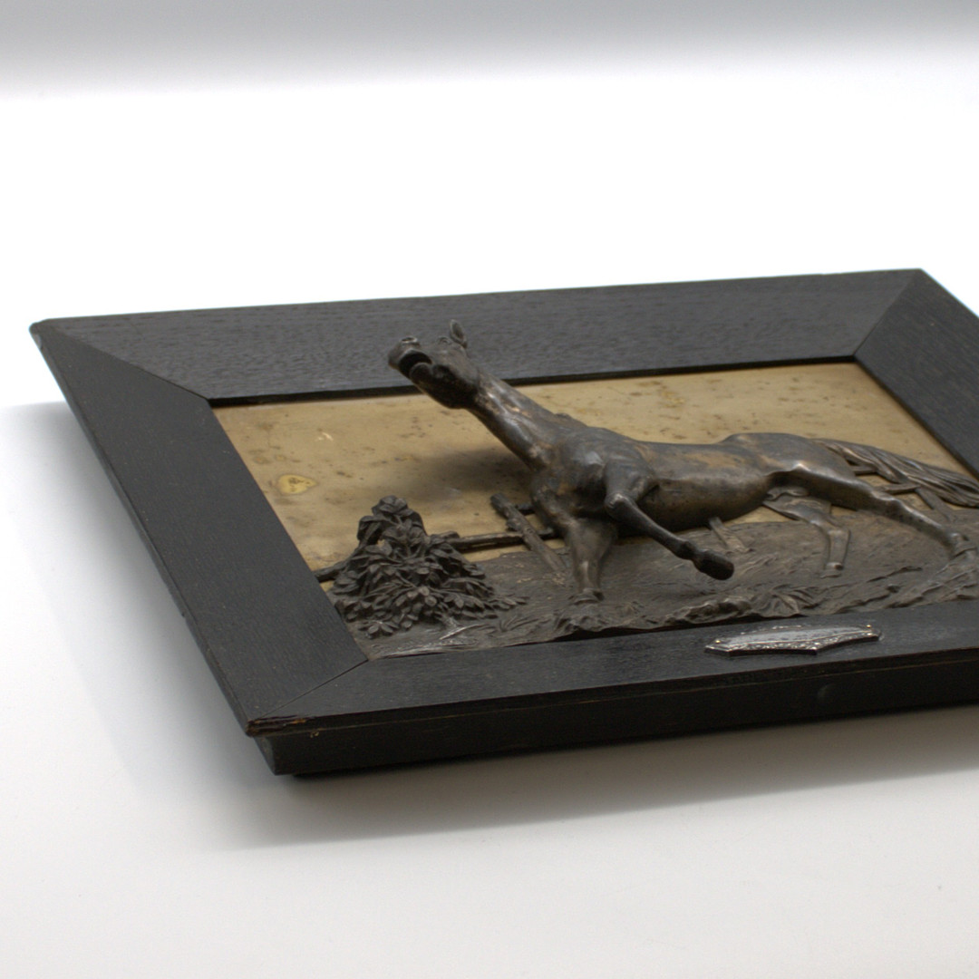 G.G. BOMMER. PLASTISCHES HOCHRELIEF IM METALLGUS.