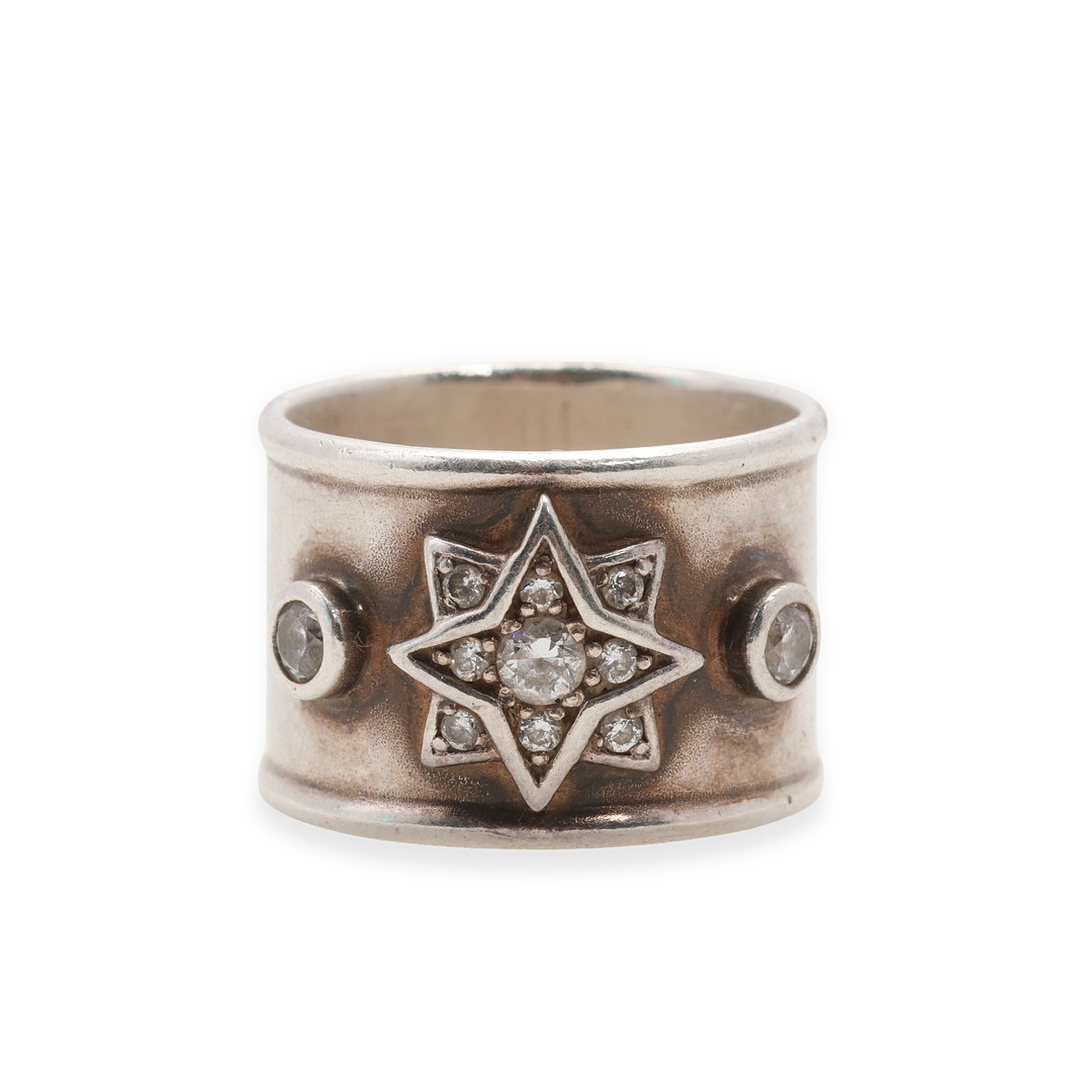 JULIE SANDLAU. Ring af sølv med zirkoner i stjerneform. str 54.