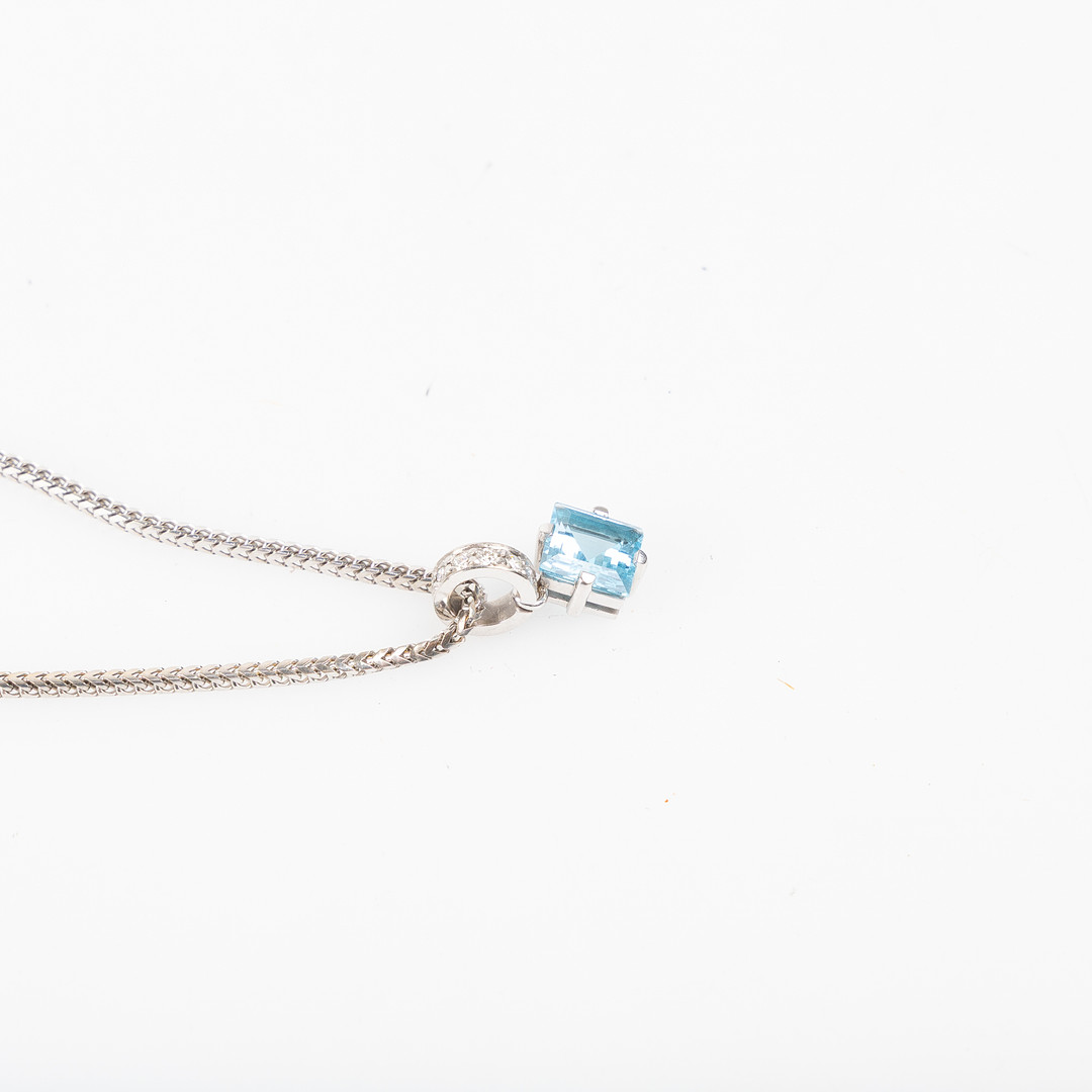 COLLIER samt PÅHÄNG TILL ÖRHÄNGEN, 14K vitguld med fasettslipade blå topaser samt briljantslipade diamanter.