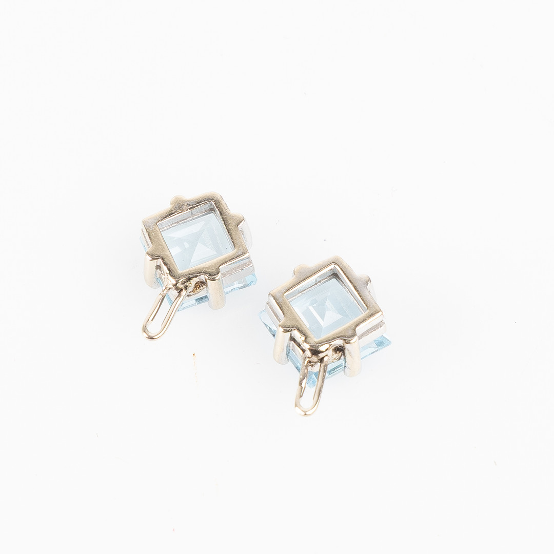 COLLIER samt PÅHÄNG TILL ÖRHÄNGEN, 14K vitguld med fasettslipade blå topaser samt briljantslipade diamanter.
