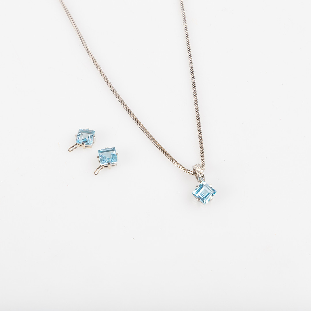 COLLIER samt PÅHÄNG TILL ÖRHÄNGEN, 14K vitguld med fasettslipade blå topaser samt briljantslipade diamanter.
