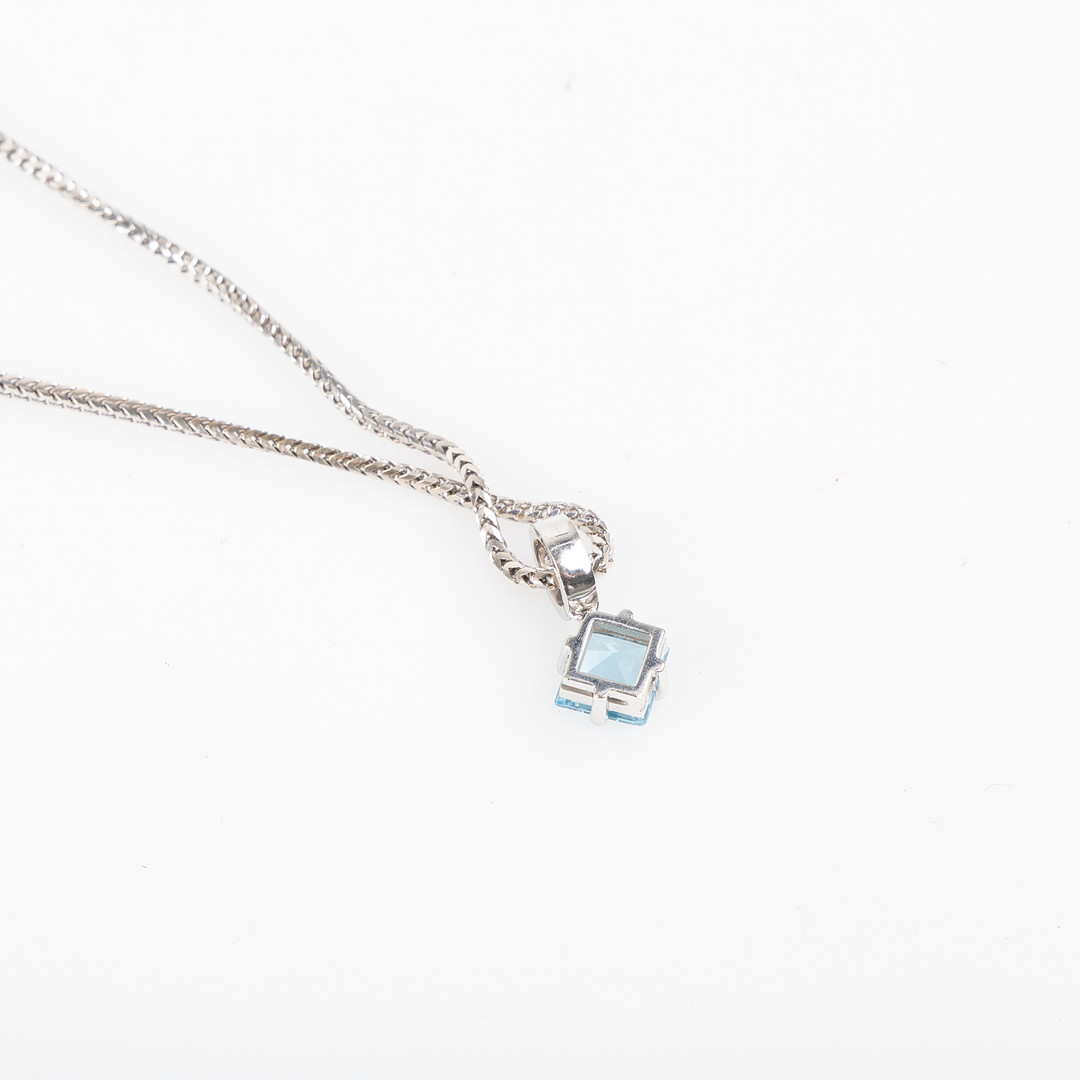 COLLIER samt PÅHÄNG TILL ÖRHÄNGEN, 14K vitguld med fasettslipade blå topaser samt briljantslipade diamanter.