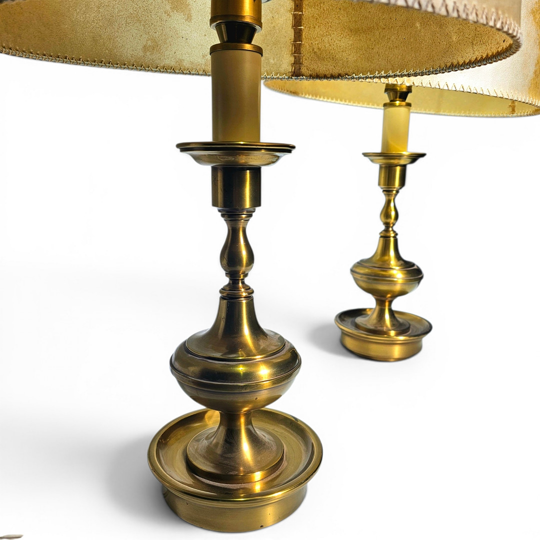 Pareja de lámparas el latón dorado con decoración abalaustrada.